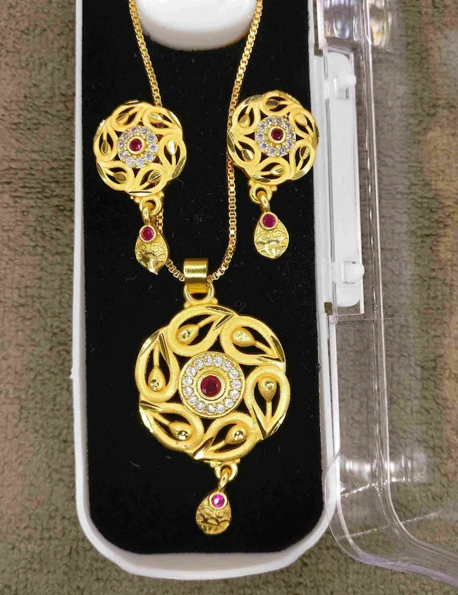 Stylish gold plated pendant for women - Lorieyn jewellery