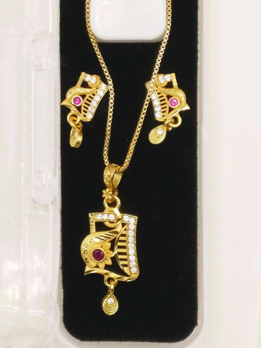 Stylish gold plated pendant for women - Lorieyn jewellery