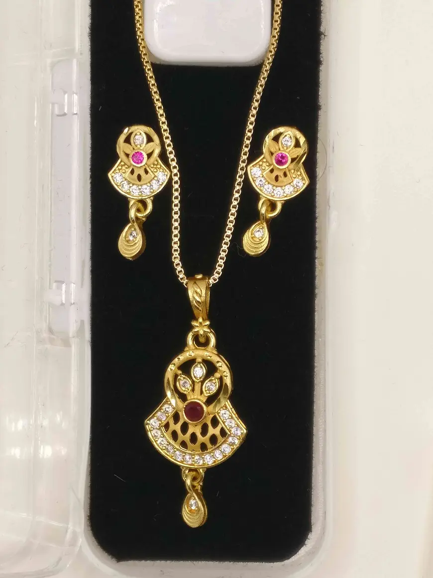 Stylish gold plated pendant for women - Lorieyn jewellery
