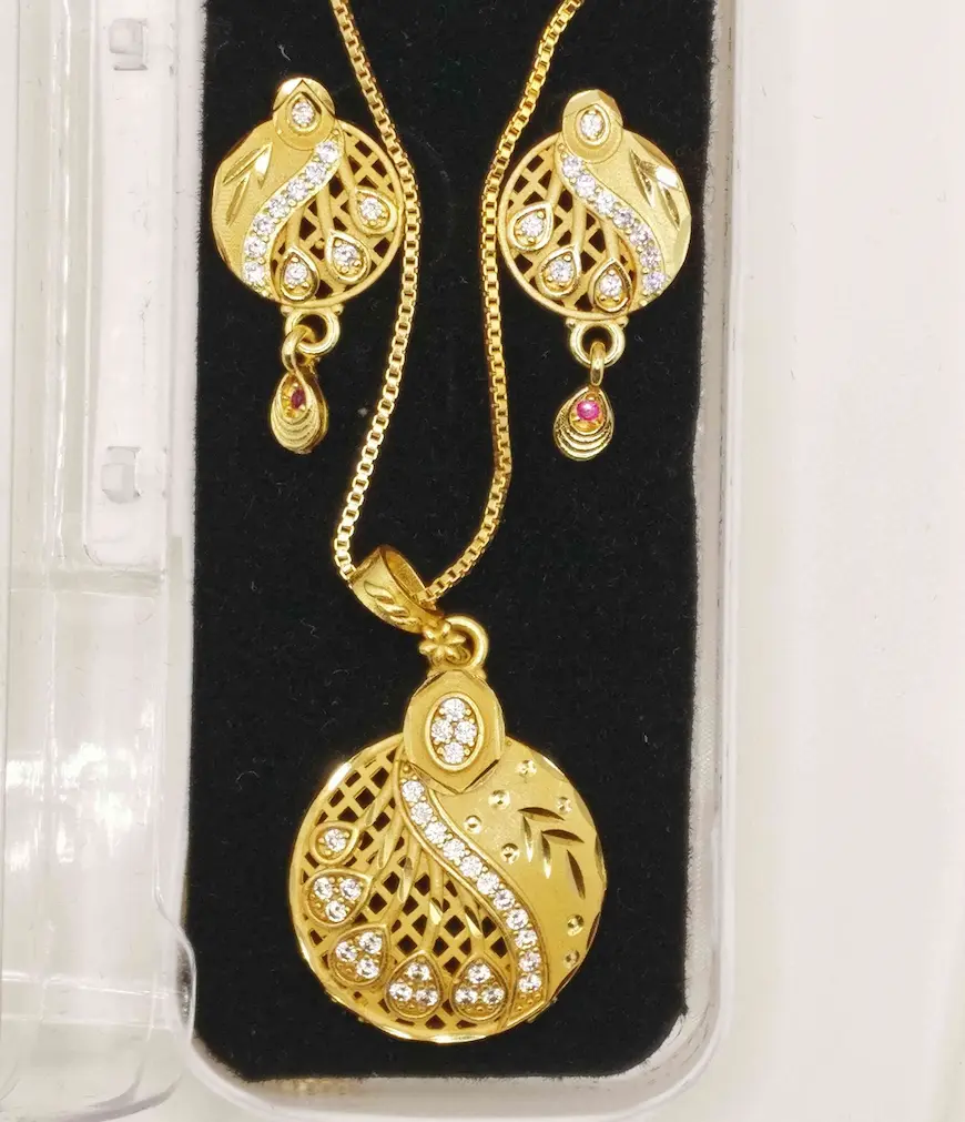 Stylish gold plated pendant for women - Lorieyn jewellery