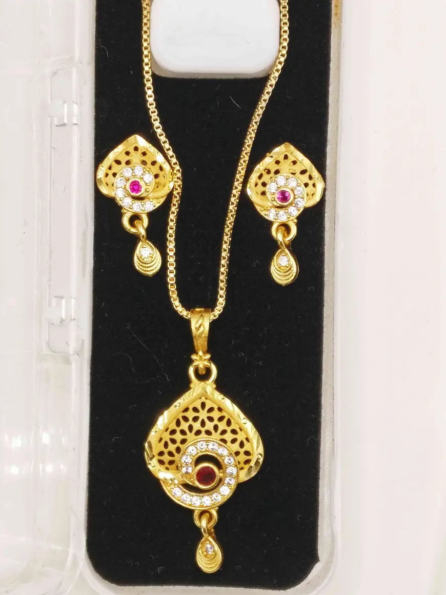 Stylish gold plated pendant for women - Lorieyn jewellery