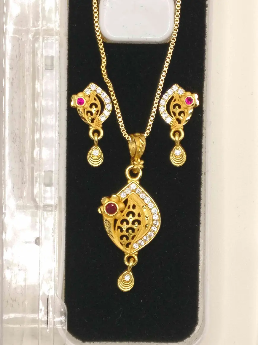 Stylish gold plated pendant for women - Lorieyn jewellery