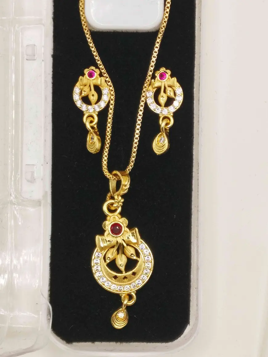 Stylish gold plated pendant for women - Lorieyn jewellery