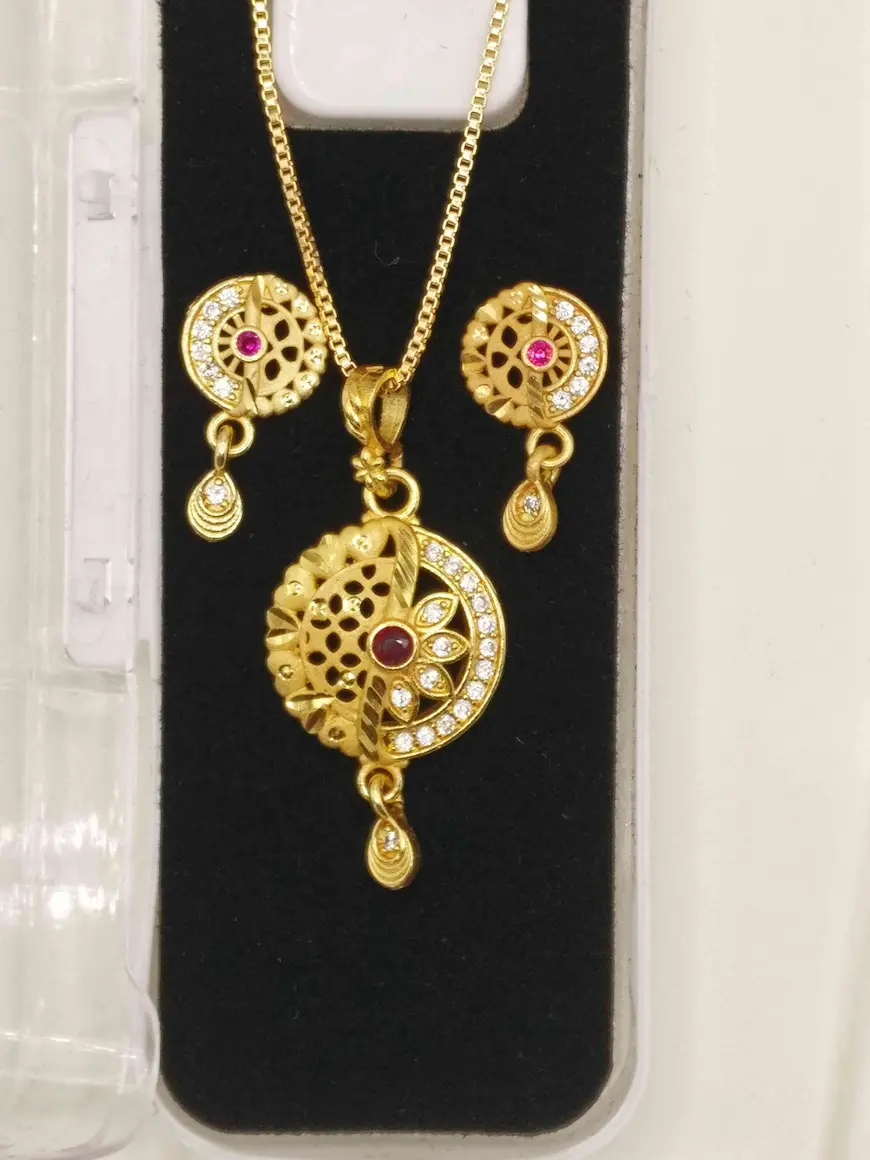 Stylish gold plated pendant for women - Lorieyn jewellery