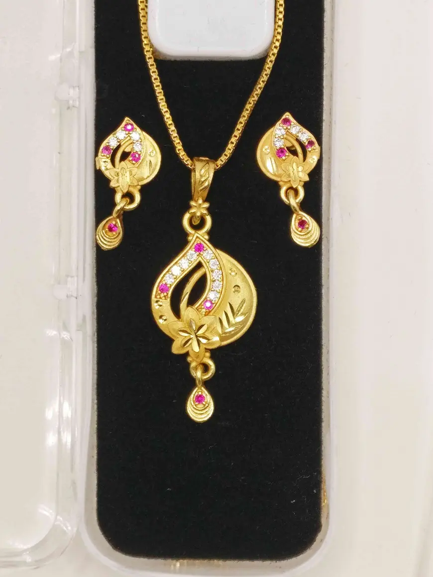 Stylish gold plated pendant for women - Lorieyn jewellery
