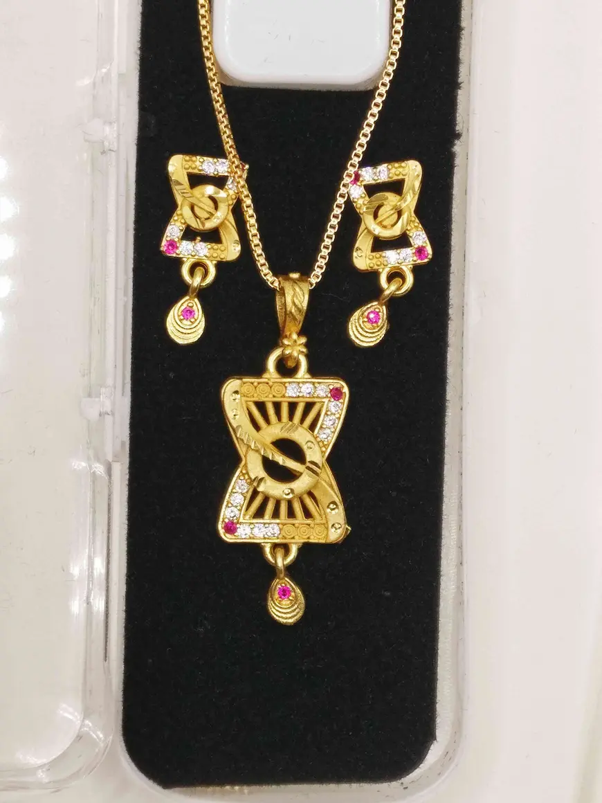 Stylish gold plated pendant for women - Lorieyn jewellery
