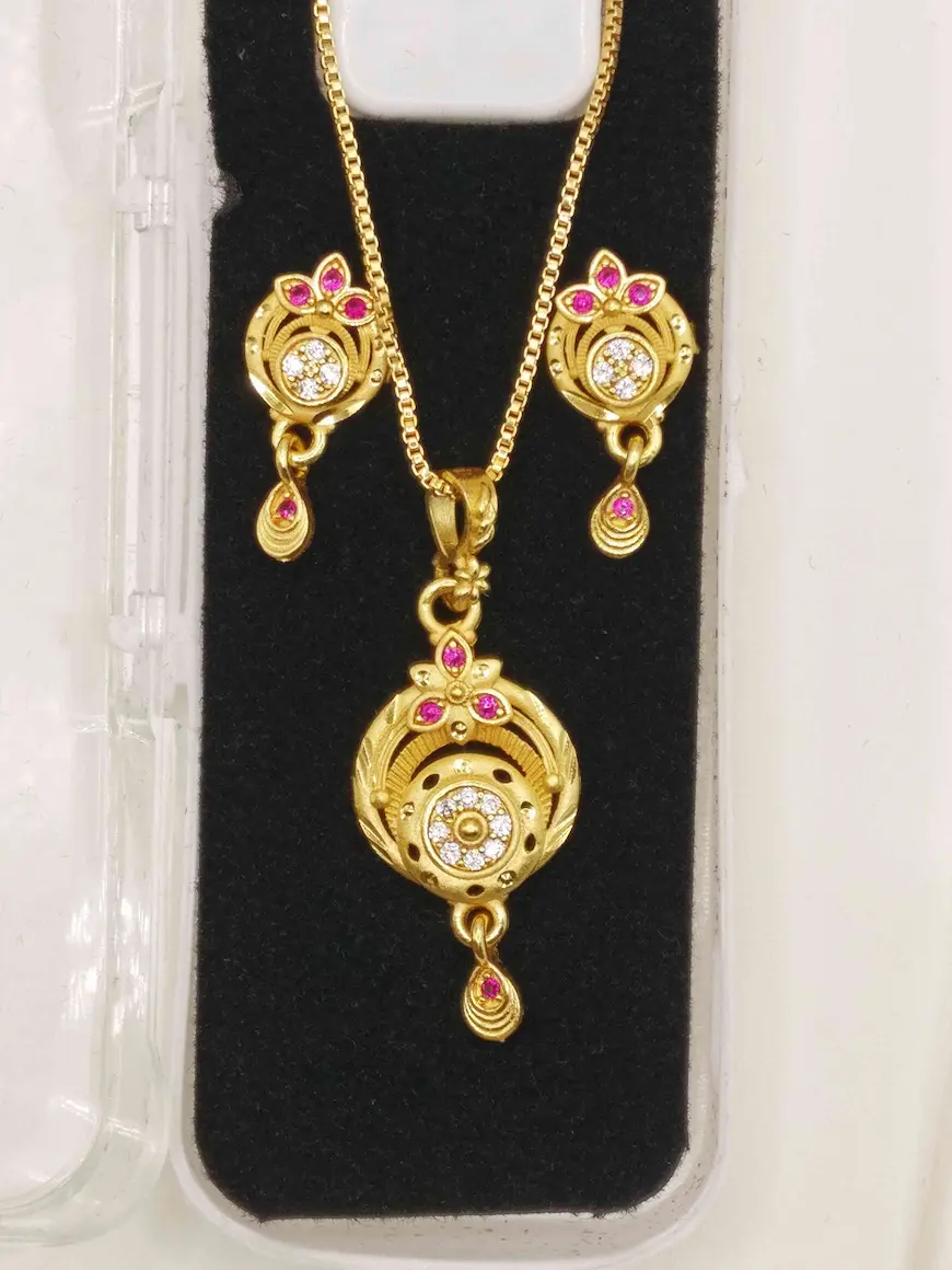 Stylish gold plated pendant for women - Lorieyn jewellery