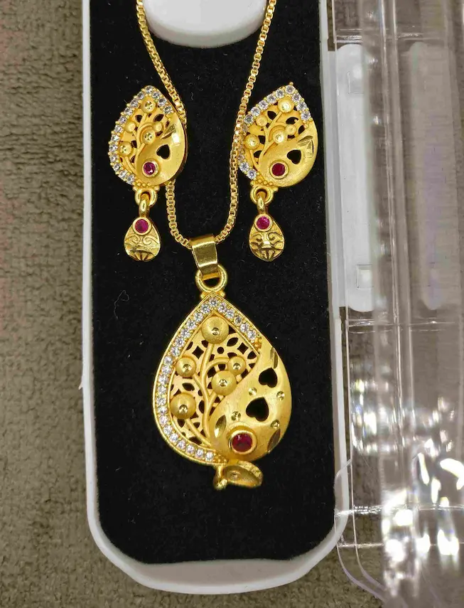 Stylish gold plated pendant for women - Lorieyn jewellery