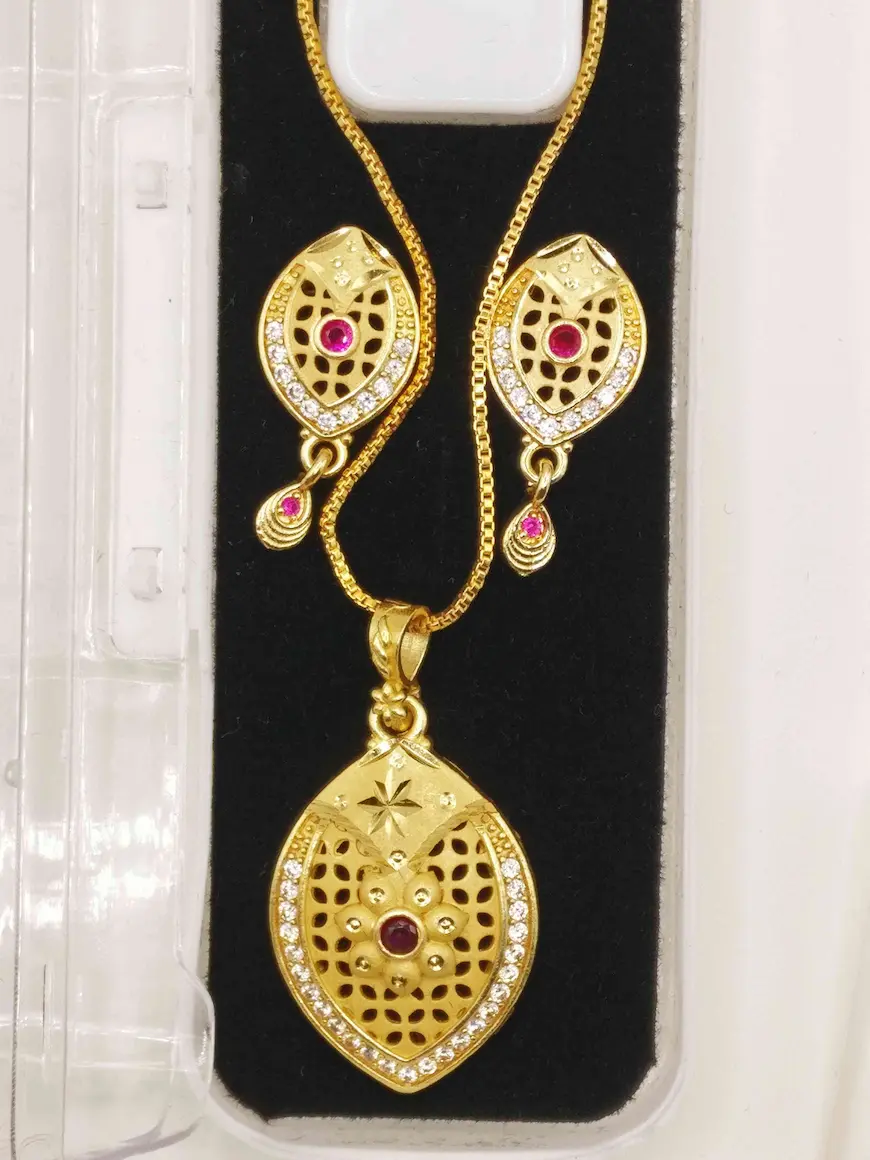 Stylish gold plated pendant for women - Lorieyn jewellery