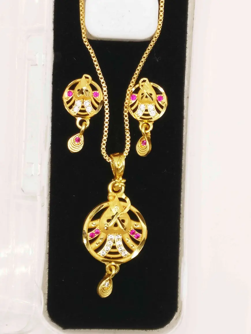 Stylish gold plated pendant for women - Lorieyn jewellery