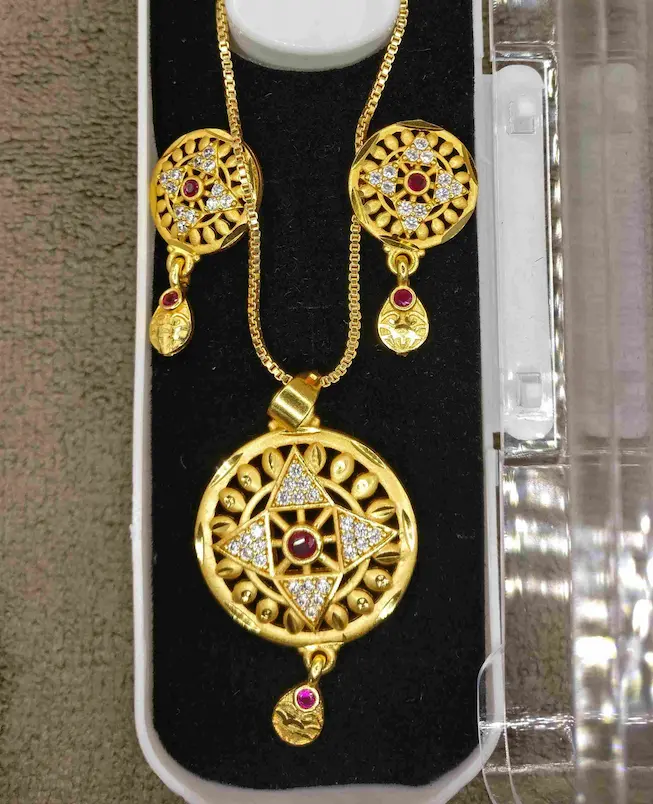 Stylish gold plated pendant for women - Lorieyn jewellery
