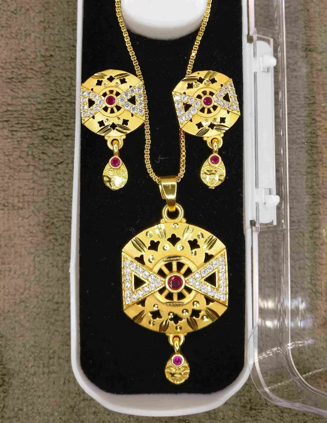 Stylish gold plated pendant for women - Lorieyn jewellery