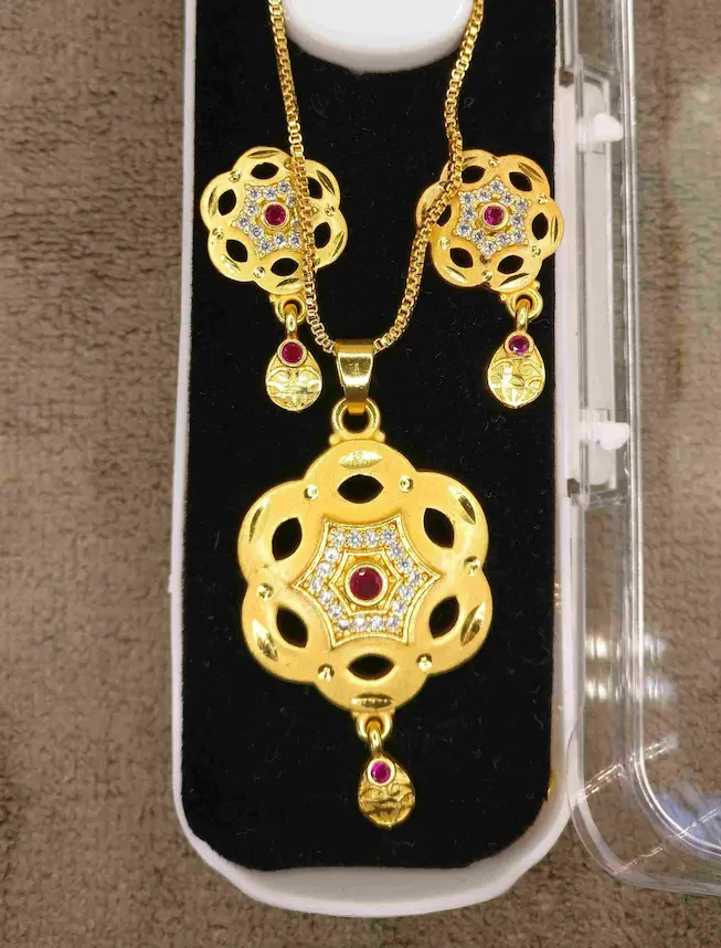 Stylish gold plated pendant for women - Lorieyn jewellery
