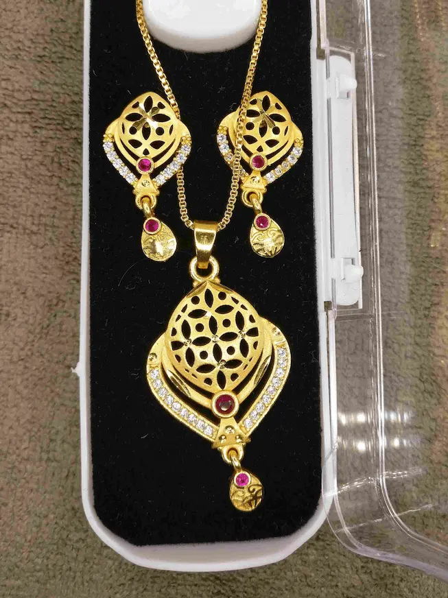 Stylish gold plated pendant for women - Lorieyn jewellery