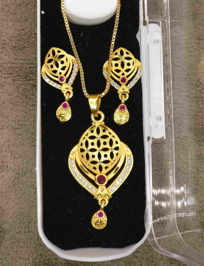 Stylish gold plated pendant for women - Lorieyn jewellery