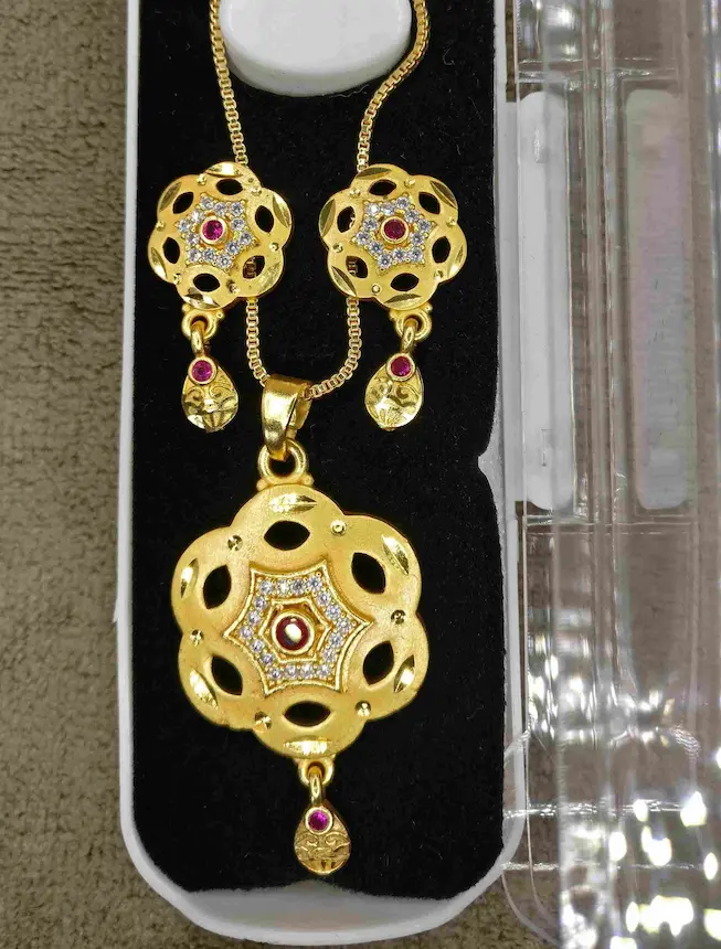 Stylish gold plated pendant for women - Lorieyn jewellery