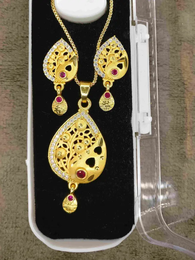 Stylish gold plated pendant for women - Lorieyn jewellery